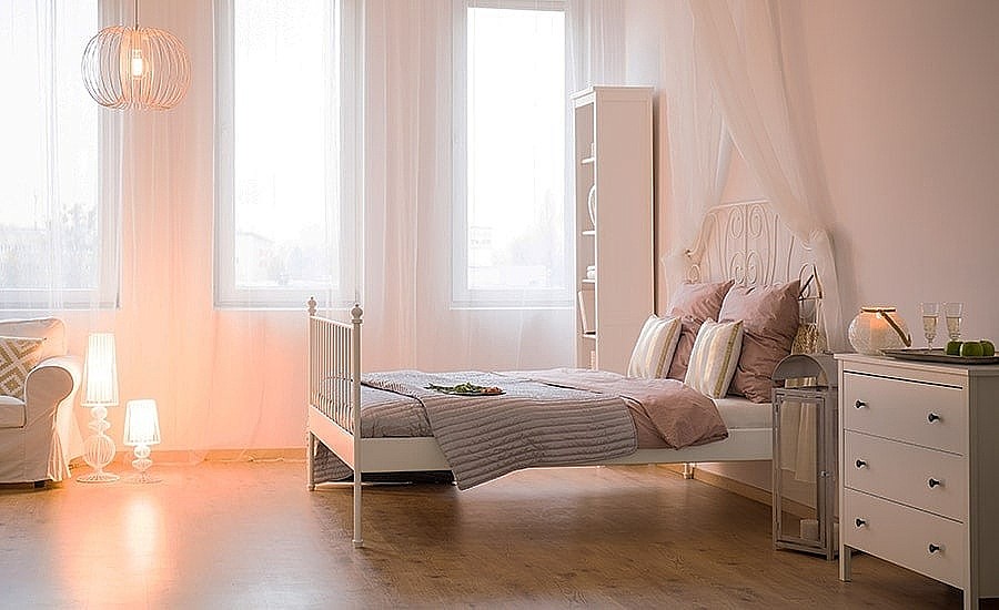 ”Miękkie światło” w ciemnym królestwie. Jakie powinno być oświetlenie we wnętrzu?